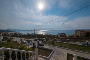 una vista sull'oceano dal balcone di una casa di Antoni's Rooms a Limenaria