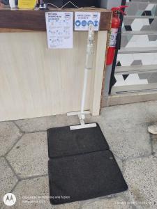uma balança sentada no chão em frente a uma porta em Hotel La Aldea del Oriente em Marinilla