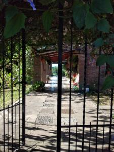 uma entrada para um edifício com um portão de metal em CASABLANCA em El Ceibal