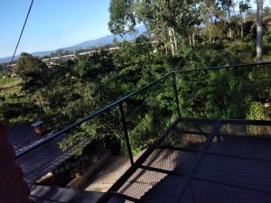 Bild einer Treppe mit Bäumen und einem Hügel in der Unterkunft CASABLANCA in El Ceibal