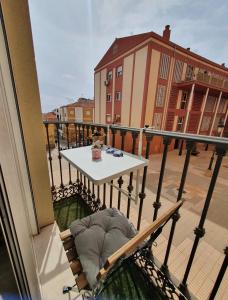 una mesa en un balcón con una mesa en un edificio en Bright & Breezy MERCED, en Málaga