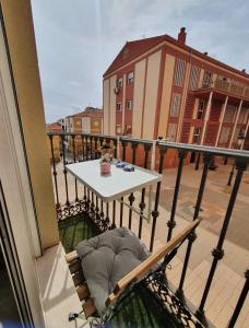 einen Tisch auf einem Balkon mit einem Tisch auf einem Gebäude in der Unterkunft Bright & Breezy MERCED in Málaga