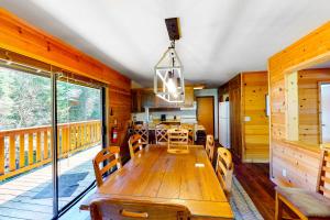 uma sala de jantar com uma mesa de madeira e cadeiras em Yosemite Big Rock Cabin em Fish Camp