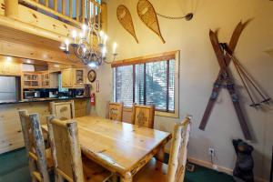 una sala da pranzo con tavolo e sedie in legno di Yosemite Silvertip Lodge a Fish Camp