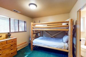 Yosemite Silvertip Lodge tesisinde bir ranza yatağı veya ranza yatakları