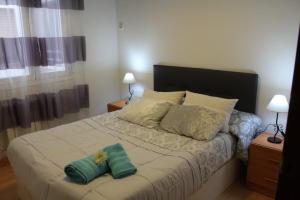 1 dormitorio con 1 cama con 2 almohadas en El Refugio en Calatayud