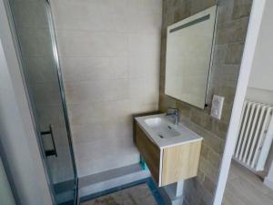 uma casa de banho com um lavatório e um chuveiro em Charming & cosy rooms Nantes (chambres chez l'habitant) em Nantes