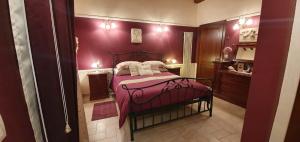 een slaapkamer met een bed met paarse muren bij B&B SERENA in Perugia