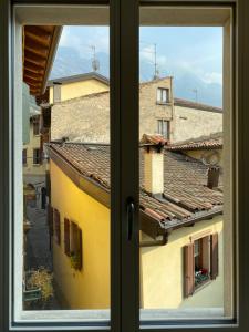 widok z okna budynku w obiekcie la Dolce Vita suites w mieście Malcesine