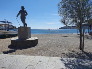 a statue of a man with a tennis racket at PISO NUEVO, PK PEQUEÑO Y A 5 MIN DE LA PLAYA caminando in Cadaqués