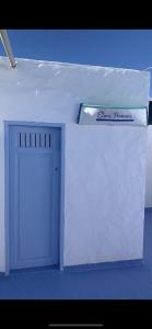 a door in a white room with a sign above it at Eterna Primavera, a 40m de la piscina natural in Punta Mujeres