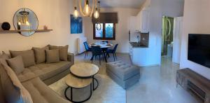 een woonkamer met een bank en een tafel bij Divine Meteora Luxury midtown apartment in Kalabaka