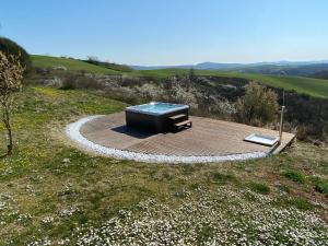 eine kleine Terrasse mit einem Pool auf einem Hügel in der Unterkunft Podere Sant'Antonio in Asciano