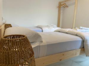 duas camas individuais num quarto com duas cestas em La Casa de La Escalera em Córdoba