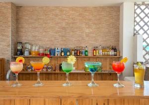 - un groupe de verres à vin assis au-dessus d'un bar dans l'établissement Hotel Dorado Plaza Punta Arena, à Tierra Bomba