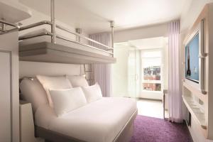 Postel nebo postele na pokoji v ubytování YOTEL Boston