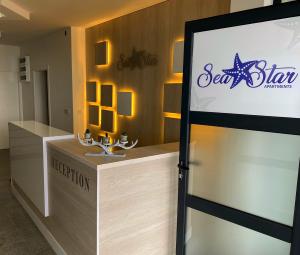 ein Schild für einen Star-Shop in einem Zimmer in der Unterkunft Sea Star Apartments in Ulcinj