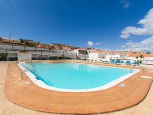 una gran piscina en medio de un edificio en Mahostly Bungalow Vista Golf, en Caleta de Fuste