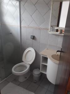 a small bathroom with a toilet and a sink at Pousada Martin de Sá in Caraguatatuba