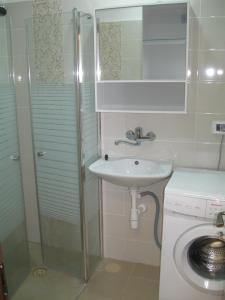 a bathroom with a shower and a sink and a toilet at Apartments Petah Tiqwa in Petaẖ Tiqwa