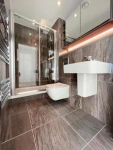A bathroom at Brand New Luxury Manchester City Centre 2 Bed Apartment Skyline Views