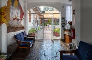 un couloir avec des chaises et une voûte dans un restaurant dans l'établissement Hotel Limacpampa, à Cusco