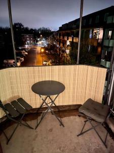 una mesa y dos sillas sentadas junto a un edificio en Schickes Apartment mit Balkon in Düsseldorf en Düsseldorf