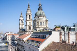 vistas a la catedral desde los tejados de los edificios en Breathless Basilika view elegant flat with balcony NEED RESERVATION X FREE PARKING en Budapest