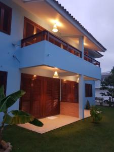 una casa con una fachada iluminada por la noche en Condominio Vila Lila, en Garopaba