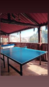 a blue ping pong table in a pavilion at Chalé da Montanha in Serra Negra