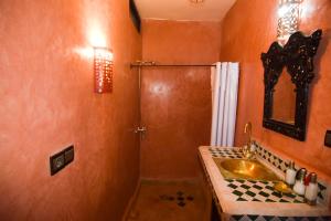 W łazience znajduje się umywalka i prysznic. w obiekcie Riad Vis Ta Vie w Marakeszu