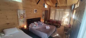 1 dormitorio con 2 camas y sofá en EkoClub, en Paine