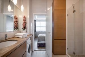 Kúpeľňa v ubytovaní Amora Homes Breathless Basilica view elegant flat with balcony NEED RESERVATION X FREE PARKING