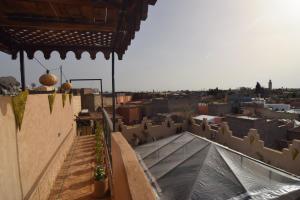 Riad Vis Ta Vie的阳台或露台