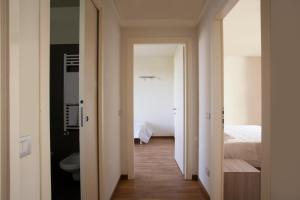 チェルヌスコ・スル・ナヴィーリオにあるレジデンス ル クエルチェのベッドルーム1室(ベッド1台付)、トイレが備わります。