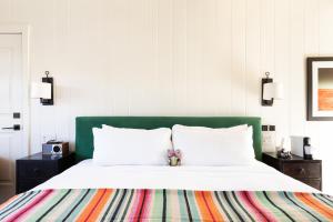 1 dormitorio con 1 cama grande y cabecero verde en Skyview Los Alamos - 21 & Over Pool en Los Álamos