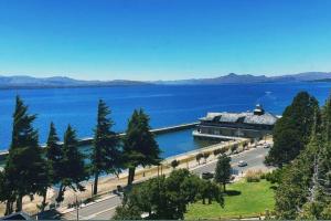 een uitzicht op een meer en een gebouw bij Civico Apartment in Bariloche