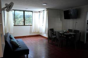 a living room with a couch and a table with chairs at Apartamento Santa Marta Rodadero, Edificio El Lago in Rodadero