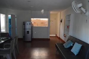 a living room with a couch and a refrigerator at Apartamento Santa Marta Rodadero, Edificio El Lago in Rodadero