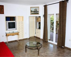 a living room filled with furniture and a tv at Hotel Residencia Miami in Torremolinos