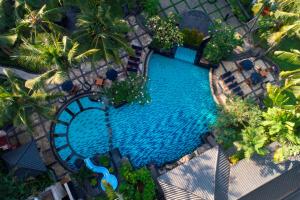 an overhead view of a swimming pool with palm trees at Melia Purosani Yogyakarta in Yogyakarta