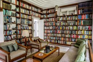 eine Bibliothek mit Bücherregalen gefüllt mit Büchern in der Unterkunft The Flame Tree Estate & Hotel in Kandy