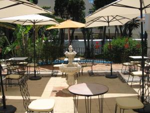 Reštaurácia alebo iné gastronomické zariadenie v ubytovaní Hotel Residencia Miami