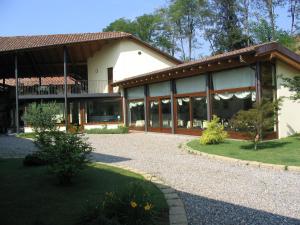 una grande casa con molte finestre di Albergo Giardino a Sannazzaro deʼ Burgondi