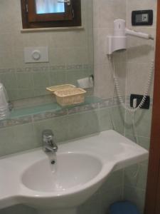 un bagno con lavandino e doccia di Albergo Giardino a Sannazzaro deʼ Burgondi