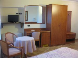A television and/or entertainment centre at Albergo Giardino