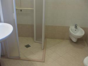 un bagno con doccia, WC e lavandino di Albergo Giardino a Sannazzaro deʼ Burgondi Altre 34 foto