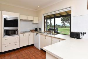 A kitchen or kitchenette at Nulkaba Escape, super central, walk to Zoo, short drive to Potters + Wineries