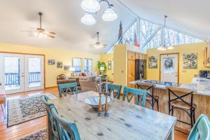 uma sala de jantar e sala de estar com mesa e cadeiras em Tree Top Cabin em Sylva