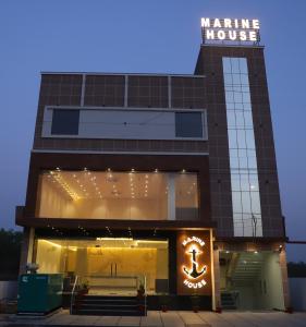 un edificio con una casa marítima con un cartel en Hotel Marine House, en Agra